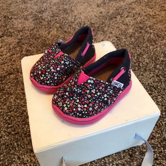 Toms babygirl shoes !! - Picture 2 of 6